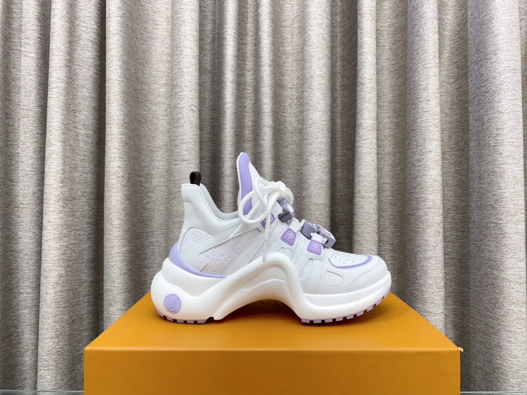 👟👟Ex-factory price 760👟👟 Louis Vuiton·Louis Vuitton 24/ New Chinese Valentine's Day limited edition LV Archlight series arch sole dad shoes casual thick-soled lace-up sneakers top version🔝original purchase, development and production👍🏻 This LV dad shoe features an eye-catching wavy sole and large tongue. It is equipped with a sporty super-elastic running shoe style rubber outsole, which is very eye-catching. It is also combined with a soft and elastic upper made of a variety of high-tech fabrics, making the upper foot comfortable and soft! 🤩 Fabric: Original custom-made first-layer cowhide + technical fabrics Lining: Original imported breathable mesh lining + cowhide foot pads Sole: Original molded correct U-shaped arch outsole Bottom thickness: about 5cm Size: 35-39 (40.41 custom-made, non-refundable)